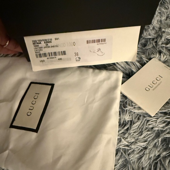 Gucci Black Leather Sandals with Gold Emblem - Picture 15 of 16